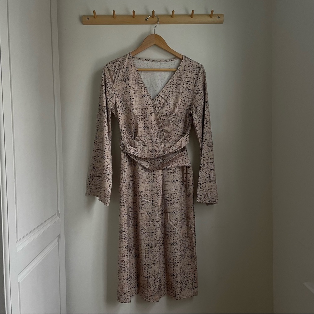 Elegant Beige Long-Sleeve Dress